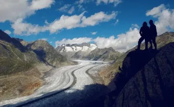 瑞士冰山融化，54年前坠机被发现，我们需要警惕什么？