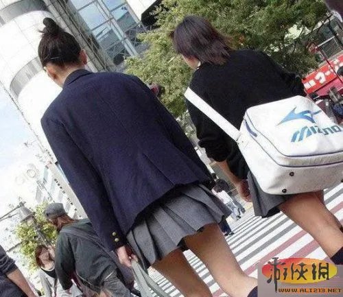 日本妹子校服实拍 清纯又邪恶的少女身体