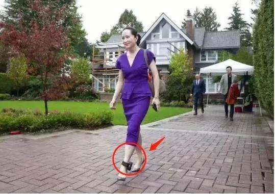 孟晚舟脚镣未除，姚安娜扎丸子头吃火锅，同爹不同命，你觉得呢？