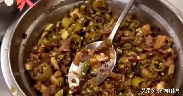 广东男篮随队记者关辛，晒出了球队在圣诞之夜的晚餐，杜锋看着录像喝鸭汤，你怎么看？