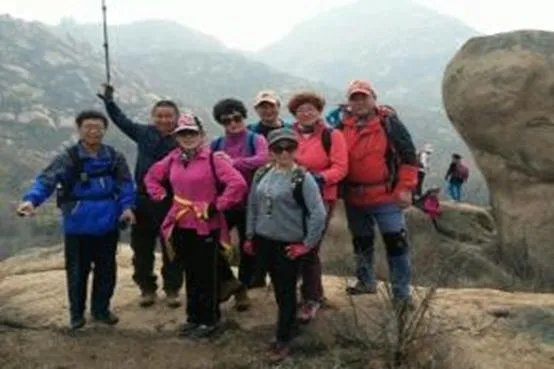 驴友拿出她的吃的跟我们分享