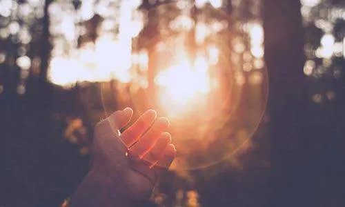 你说，美国欠那么多钱，他为什么不印钞票去还呢？