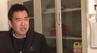 新乡一学校学生集体呕吐，校长痛哭换不动送餐公司，谁该为此事负责？