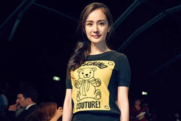 在米兰时装周上，杨幂穿的蓝色衣服银色皮裙是什么品牌的呢？