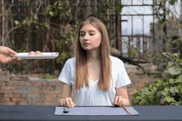 纪录片《舌尖上的中国》和《流行世界的美食》比较有哪些异同？