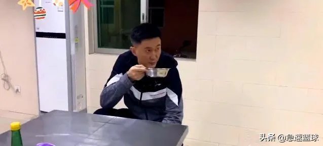 广东男篮随队记者关辛，晒出了球队在圣诞之夜的晚餐，杜锋看着录像喝鸭汤，你怎么看？
