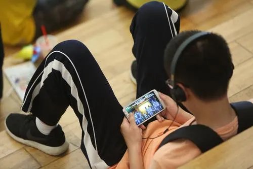 网瘾少年多是父母的原因造成的！你知道这是为何吗？