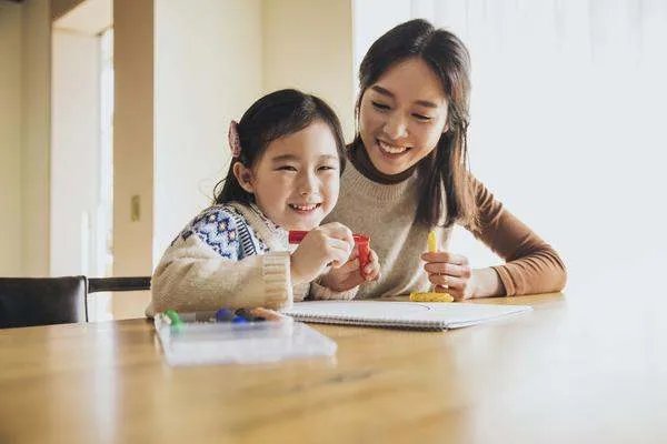 男孩因写作业惹妈妈生气凌晨被扔到公安局门口罚站，警方对此有何表示？