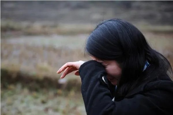 男子玩游戏花15万，妻子:一天吃一顿攒下，游戏公司应该退钱吗？