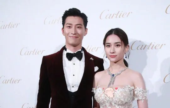 窦骁何超莲的爱情故事，频繁上热搜，“赌王赘婿”头衔，他还能坚持多久？