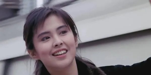 王祖贤近照曝光，被网友质疑整容，与年轻时的照片对比，判若两人，你咋看？