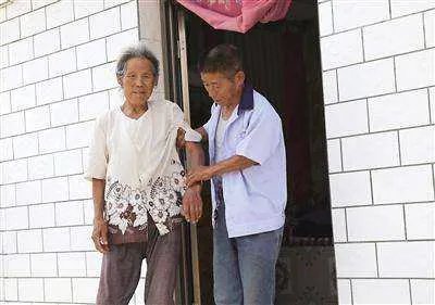 女子照顾同村20多位老人20年，是什么信念支撑着她？