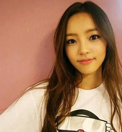 具荷拉素颜照片曝光 与男友两年情变