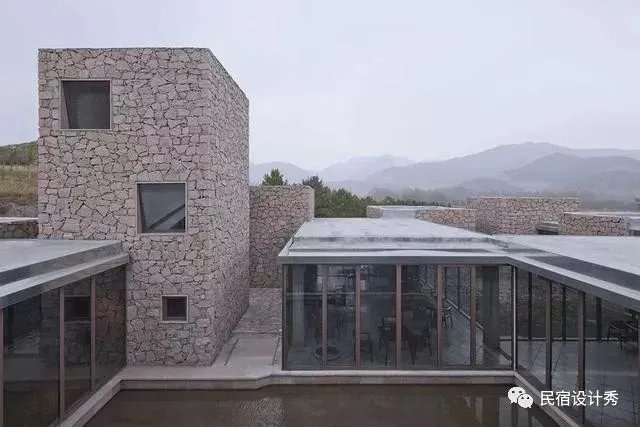 方整简洁，质感粗粝的土红色“盒子”