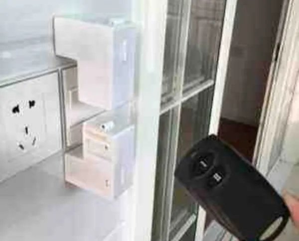 高校大学生发明宿舍关灯神器，你觉得此项发明实用吗？