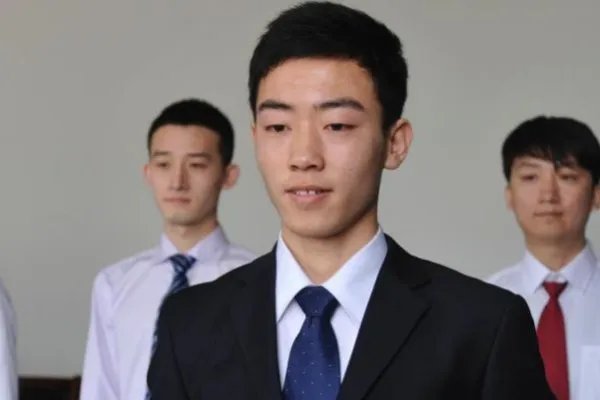 9秒强吻5次!南航空少和同事电梯里内亲密,到底是骚扰还是真爱?