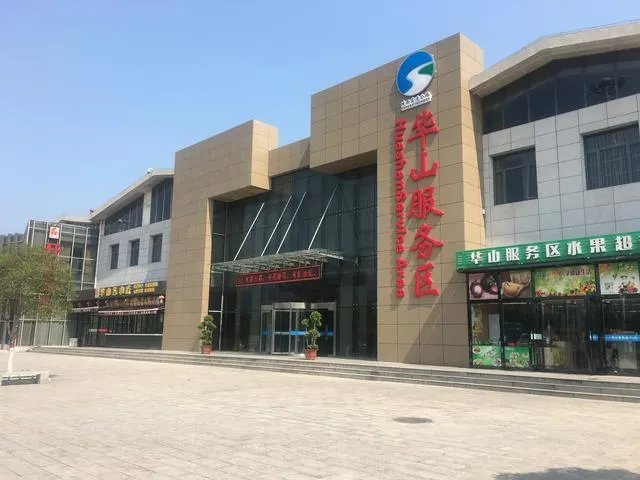 驴友拿出她的吃的跟我们分享