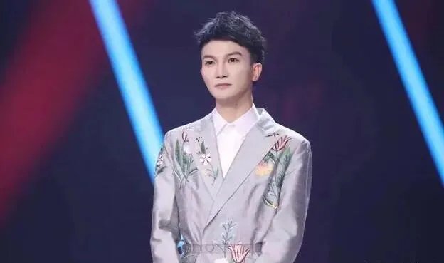 周深在卡布时期唱的《光》就已经具有很高技巧性了，这样的音域是天生的吗？