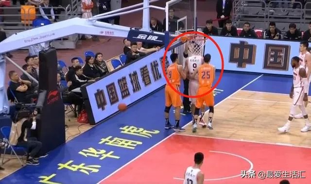 广东男篮随队记者关辛，晒出了球队在圣诞之夜的晚餐，杜锋看着录像喝鸭汤，你怎么看？