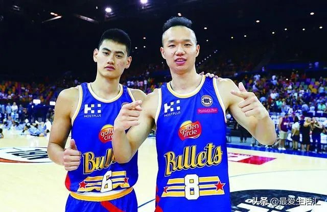 广东男篮随队记者关辛，晒出了球队在圣诞之夜的晚餐，杜锋看着录像喝鸭汤，你怎么看？