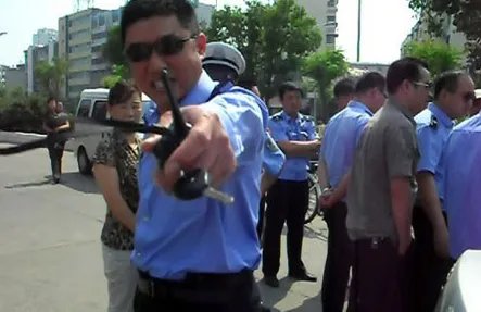 城管高考索矿泉水是怎么回事？