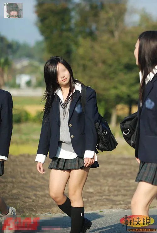 日本妹子校服实拍 清纯又邪恶的少女身体