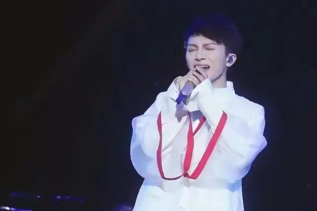 周深在卡布时期唱的《光》就已经具有很高技巧性了，这样的音域是天生的吗？