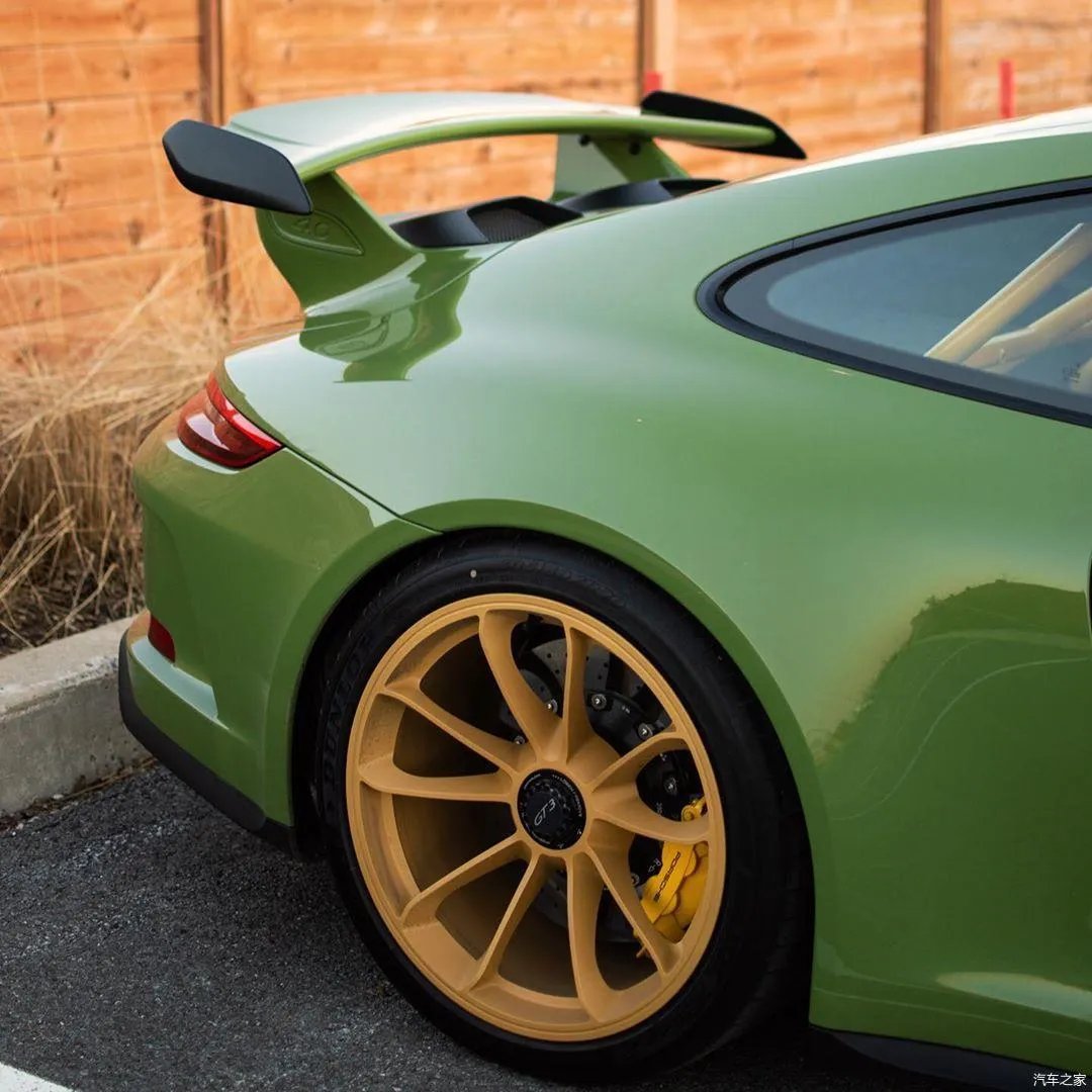 搭配金色轮毂的“Sao绿色”保时捷911 GT3