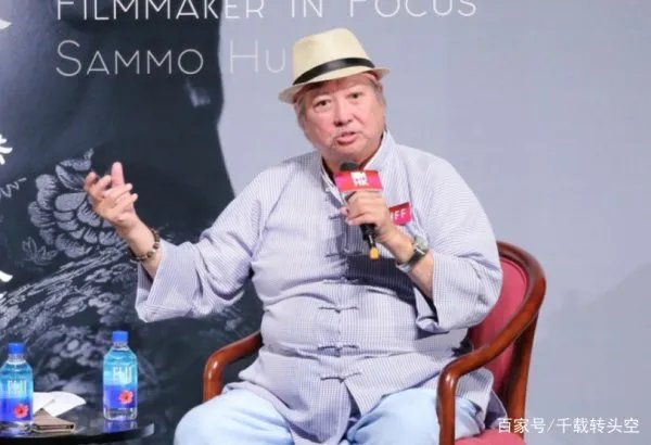 一代功夫巨星洪金宝，63岁近照曝光容苍老，坐在轮椅上买菜，怎么了？