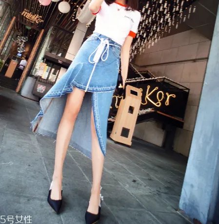 不规则半身裙怎么搭配？不规则半身裙搭配图片