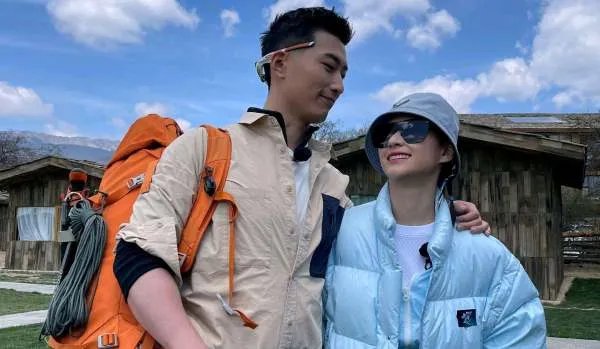 窦骁何超莲的爱情故事，频繁上热搜，“赌王赘婿”头衔，他还能坚持多久？