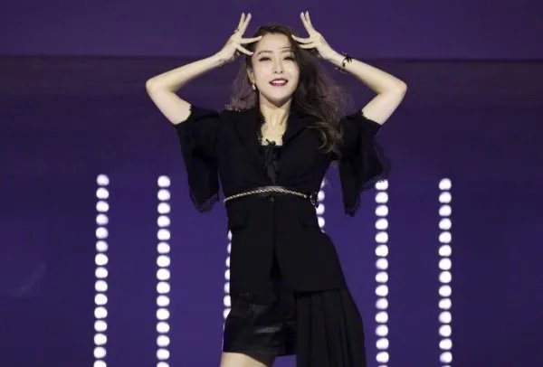 宁静看到白冰齐刘海的反应,宁静为何会做出夸张表情?