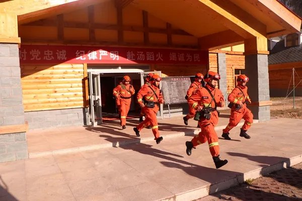 消防员救下跳楼男之后被暴打，救人也有错？