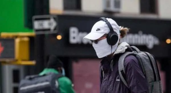 美国单日新增新冠肺炎超7.4万例，美国为何防不住疫情？