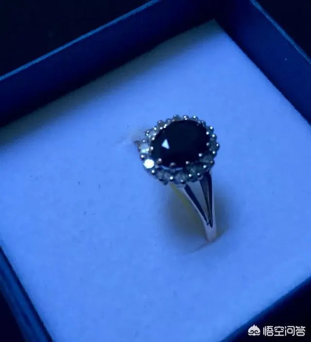 凯特金色战袍是致敬戴妃的