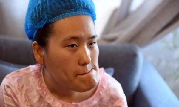 还记得“歪脸女孩”赵宏秋吗?整容变女神,弃百万年薪当老师,你怎么看?