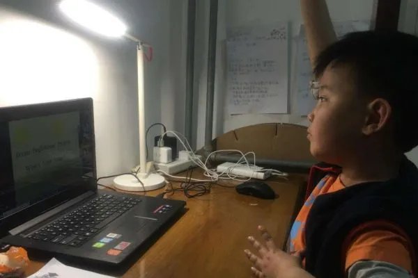 多地明确延迟开学时间可用暑假补齐,那为何学校要求学生在家还要上网课?
