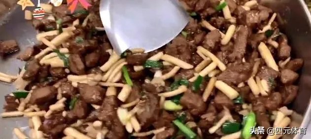 广东男篮随队记者关辛，晒出了球队在圣诞之夜的晚餐，杜锋看着录像喝鸭汤，你怎么看？