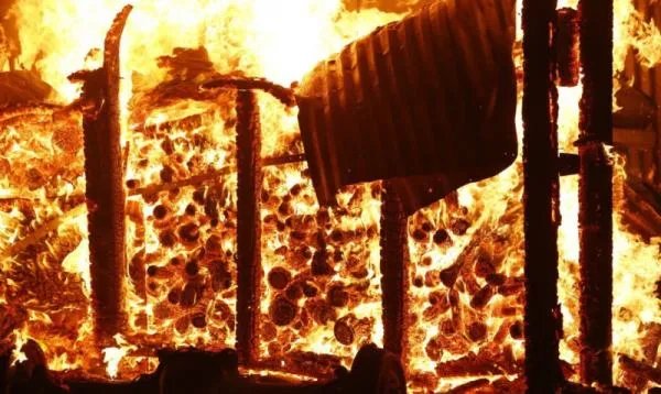 南京一石化公司发生火灾，遇到火灾应该如何紧急逃生？