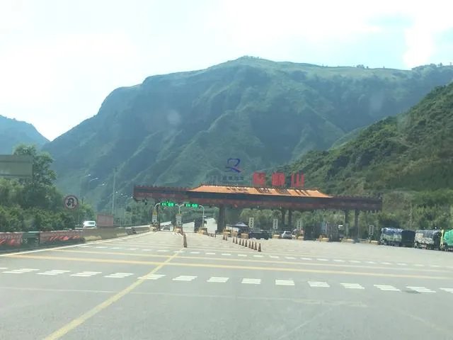 驴友拿出她的吃的跟我们分享