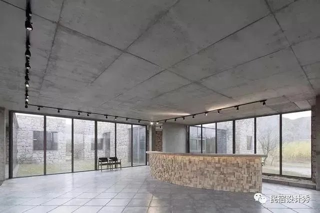 方整简洁，质感粗粝的土红色“盒子”