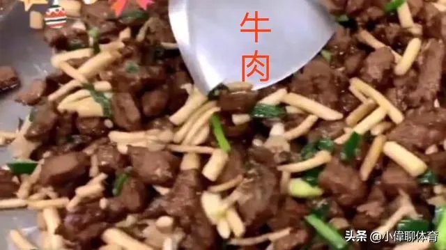 广东男篮随队记者关辛，晒出了球队在圣诞之夜的晚餐，杜锋看着录像喝鸭汤，你怎么看？