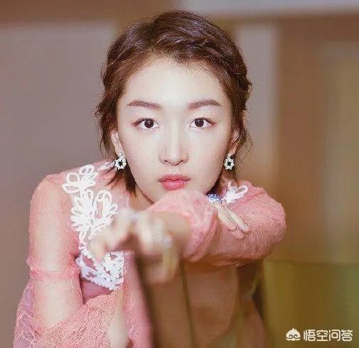 为什么周冬雨年纪不大但是在圈里的人脉这么广？