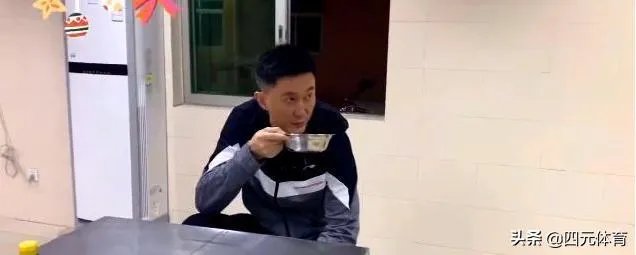广东男篮随队记者关辛，晒出了球队在圣诞之夜的晚餐，杜锋看着录像喝鸭汤，你怎么看？