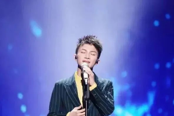 周深在卡布时期唱的《光》就已经具有很高技巧性了，这样的音域是天生的吗？