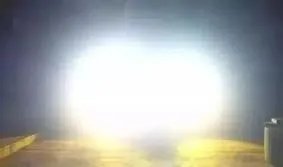 对向车道一束强光，司机一晃眼撞死骑车人，事件的责任该如何划分？