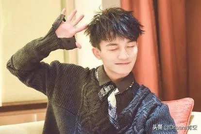 周深在卡布时期唱的《光》就已经具有很高技巧性了，这样的音域是天生的吗？