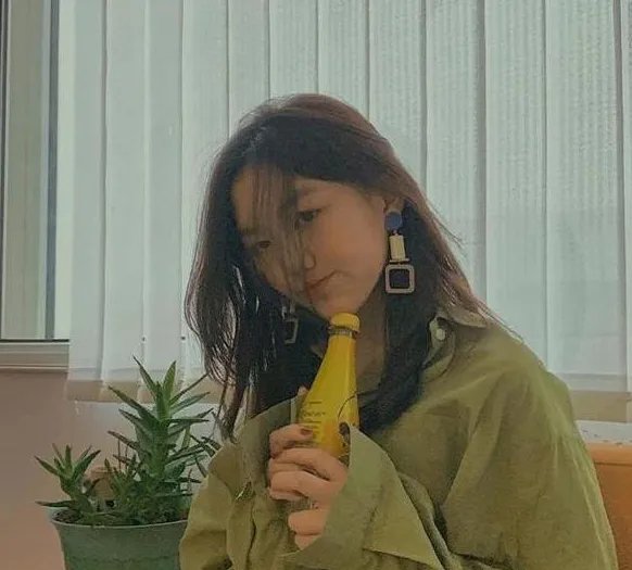 李嫣摆摊义卖，这么做对她有什么好处？