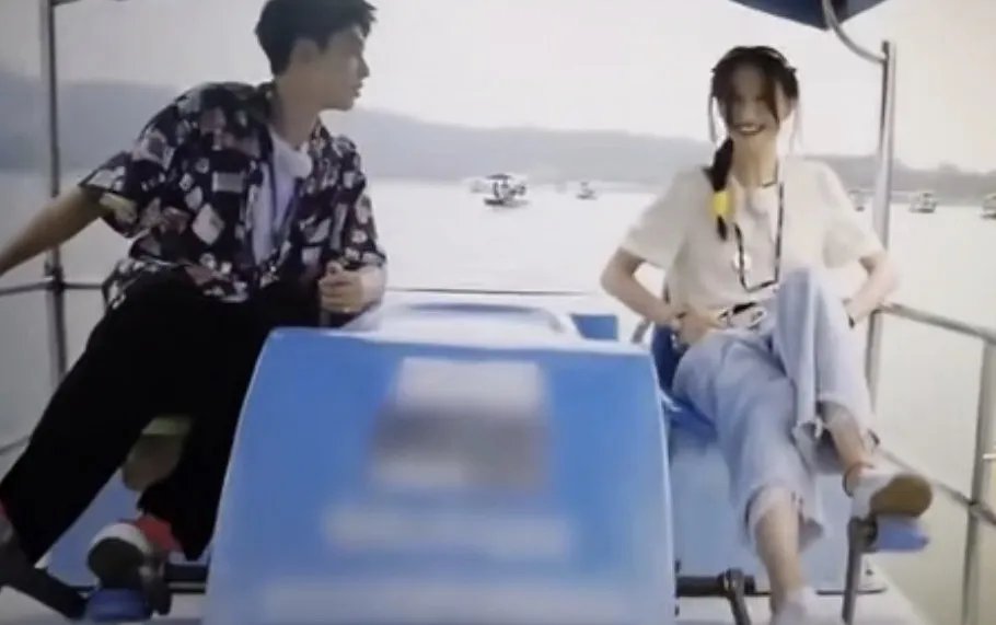 郑爽手机掉湖里，你觉得划船是否不应该玩手机？