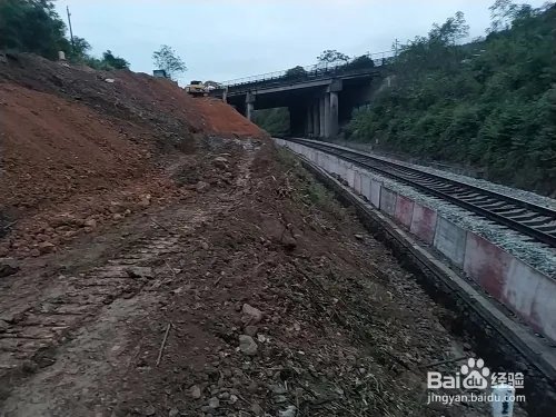 铁路路基基床应该综合考虑哪些方面？